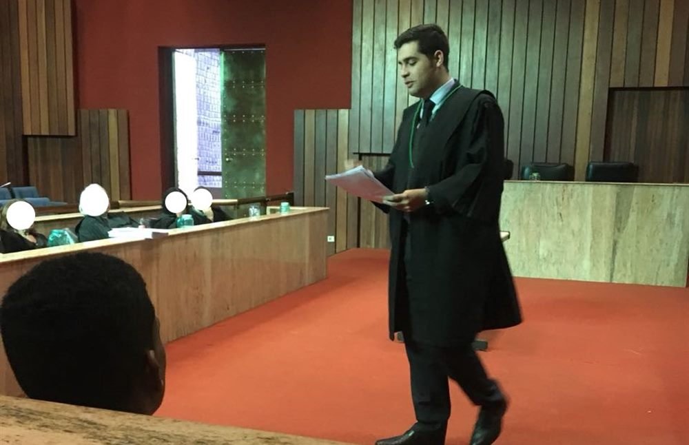 Humberto Aragão Neto em sustentação oral no plenário do Tribunal do Júri